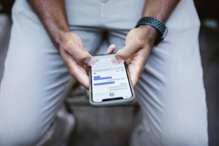 Utente che interagisce con strategia di Customer Relationship Management
