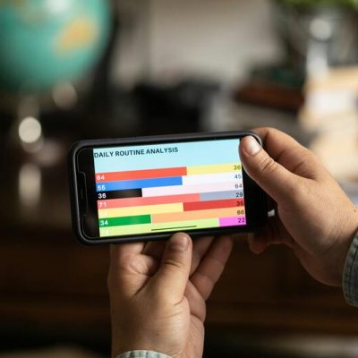 Uomo che controllo gli Analitycs Performance Marketing sul proprio smartphone