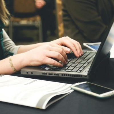 Mani di Web Design su sito Web